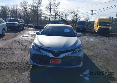 2020 Toyota Camry Le z USA, uszkodzony, nr VIN 4T1C11AK4LU894397